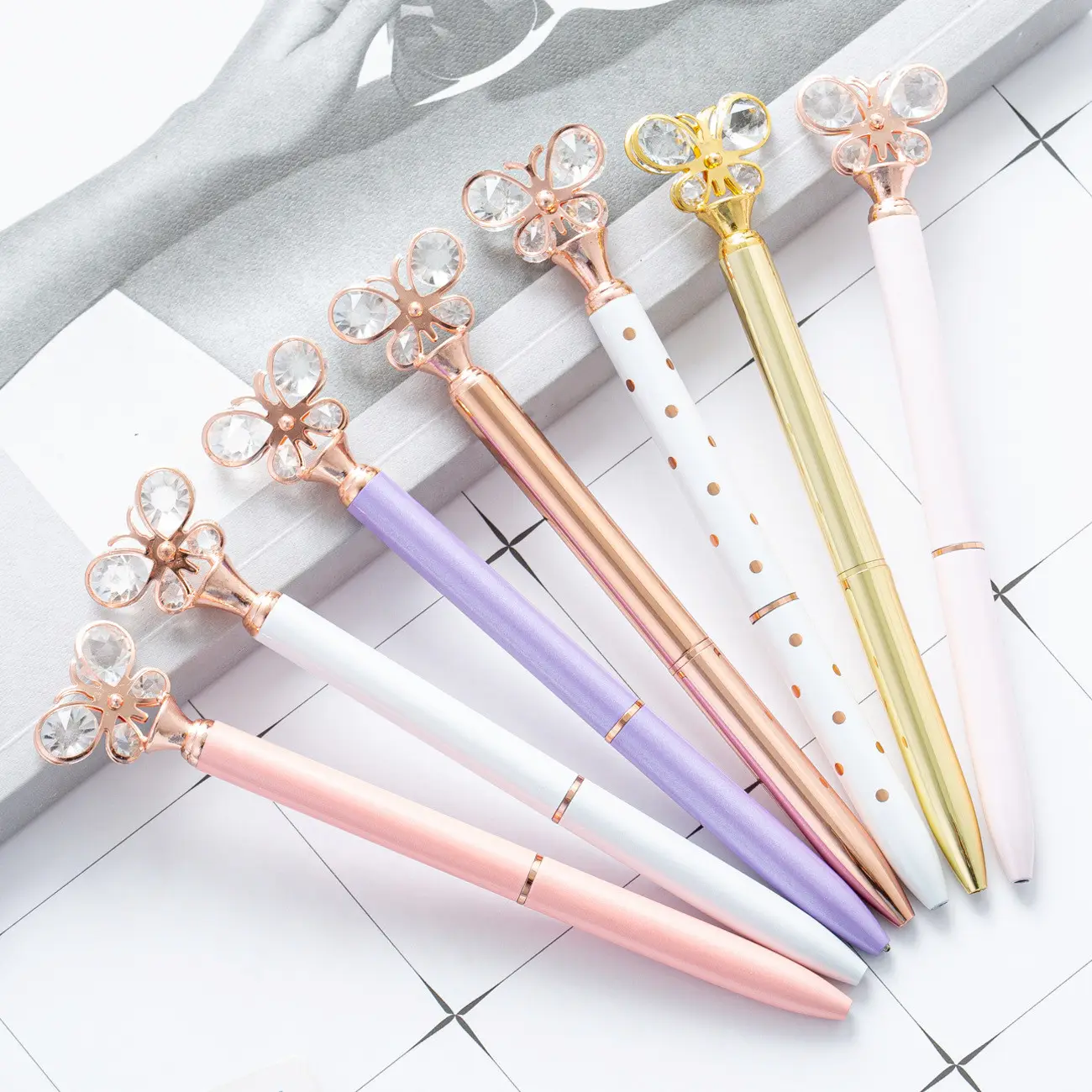 Penna a sfera con rullo di cristallo a forma di farfalla Kawaii carina con penna a diamante promozionale di vendita calda con Logo personalizzato