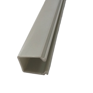 Prix de gros Tube <span class=keywords><strong>carré</strong></span> en <span class=keywords><strong>PVC</strong></span> Fenêtres et portes en <span class=keywords><strong>PVC</strong></span> Matériaux de construction Revêtement mural intérieur Profils en plastique - Product Image 1