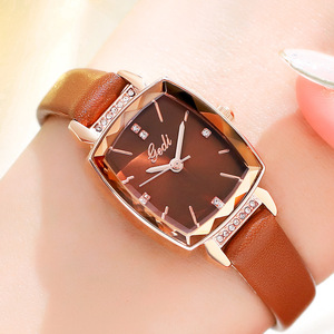 Reloj de Cuarzo Rojo con Correa de Cuero y Diamantes de Imitación, Esfera Analógica de 30 mm, Elegante Reloj de Moda para Mujer - Product Image 4
