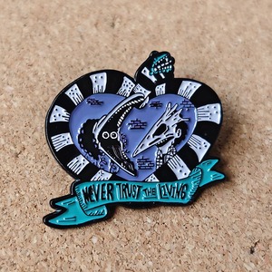 Pin esmaltado de Beetlejuice con la frase "Never Trust the Living", broche de Adam y Barbara Maitland - Product Image 3