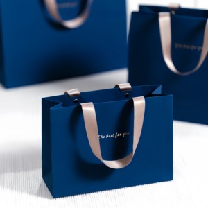 Sac shopping en papier bleu marine personnalisé avec poignée en ruban, structure rigide pliable, pelliculage mat pour cadeaux, bijoux, vente au détail - Product Image 1