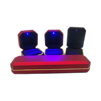 Boîte en plastique rouge personnalisée Boîte à bijoux LED pour bague d'ornement pour collier Boîte à bijoux cadeau de luxe avec lumière