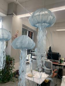 Décoration suspendue en organza de soie en forme de méduse pour événements intérieurs et extérieurs, design détachable - Product Image 3