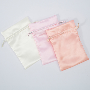 Sac en satin à cordon personnalisé coloré avec logo pour extensions de cheveux, mèches et perruques - Product Image 5