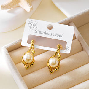 Aretes al por Mayor MW, Juego de Aretes de Acero Inoxidable Dorados con Detalles de <span class=keywords><strong>Perlas</strong></span>, Diseños Florales y Geométricos de Moda, Aretes Colgantes - Product Image 5