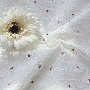 Tissu en coton imprimé avec broderie florale - Product Image 6