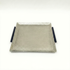 Bandeja de Servicio Metálica de Alta Calidad con Asa Negra y Acabado Martillado para Hogar, Hotel y Servicio de Alimentos, Material Duradero y Ecológico - Product Image 2