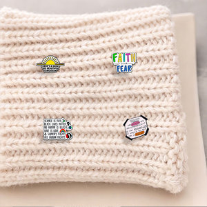 Pin de solapa de metal esmaltado de justicia social al por mayor, insignia personalizada de igualdad con la frase 'La ciencia es real' para decoración de mochilas - Product Image 2