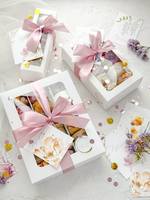 Boîte en papier rectangulaire écologique avec fenêtre transparente, design de logo personnalisé, emballage haut de gamme pour gâteaux et macarons, boîte avec ruban et nœud