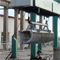 Machine de nettoyage de déchets flottants de type grappin hydraulique mobile sur rail pour réservoir de centrale hydroélectrique