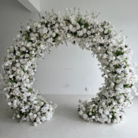 Arche florale romantique rose et rouge avec fleurs artificielles pour un décor luxueux de mariage, de fête ou d'événement en plein air