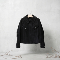 Veste en daim noir pour femme, col rabattu décontracté, design avec poches boutonnées, coupe courte et ample pour un usage quotidien