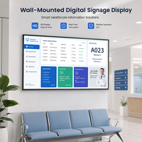 Écran d'affichage numérique LCD publicitaire mural de 65 pouces pour l'information sur les files d'attente en milieu hospitalier, avec quatre écrans égaux