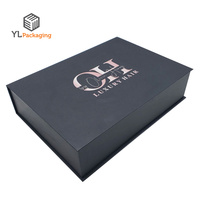 Boîte à perruque magnétique élégante en carton noir avec ruban et insert en satin pour un emballage de perruque de luxe