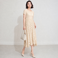 Robe plissée Miyake élégante mi-longue à taille haute, à texture mixte, patchwork, plissée verticale et froissée, coupe trapèze