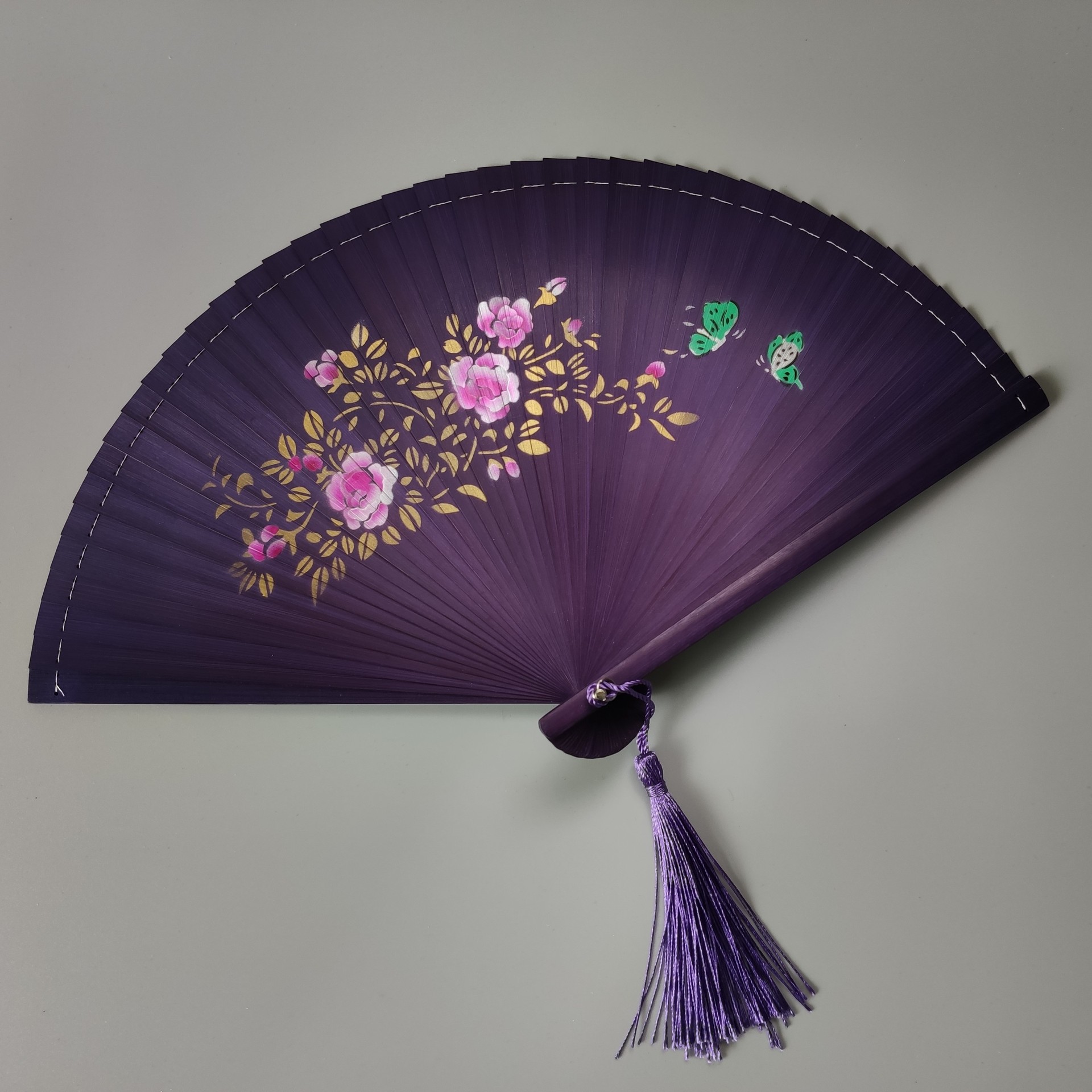 Beaucoup de fleurs et papillons flottants - tige violette