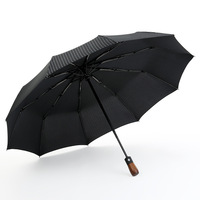 Vente en gros de parapluies classiques à manche en bois semi-automatiques à 10 côtes parasol étanche à trois volets pour hommes parapluies d'affaires de 105cm