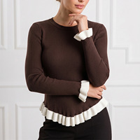 Élégant pull tricoté patchwork noir et blanc pour femme, col rond, manches longues, poignets à volants blancs, bas plissé, coupe ajustée
