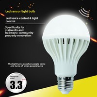 Ampoule LED à commande sonore et lumineuse, vente en gros, éclairage d'escalier, lampes à capteur, induction vocale intelligente, culot E27, 6500K
