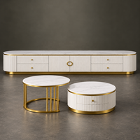 Ensemble de meuble TV et table basse WYRAX en deux pièces avec dessus aspect marbre blanc, coins arrondis, pieds dorés et rangement