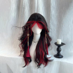 Peluca Larga Rizada de Marca Nacional con Flequillo Lateral, Reflejos Negros y Rojos, Densidad 130, Fibra Kanekalon, Peluca Completa - Product Image 4