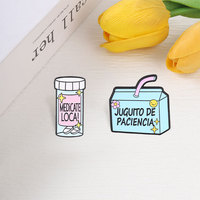 Vente en gros usine : Pin's en émail souple et pin's de revers en métal, personnalisés, en forme de boîte de jus ou de pilule, mignons, amusants, à thème dessin animé, en stock, pour commande en gros