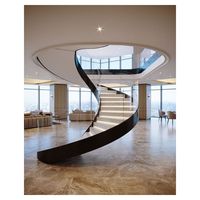 Escalier incurvé en alliage de gypse Prima pour l'intérieur, avec marches en bois, escalier incurvé en acier avec verre trempé, escalier en S