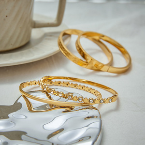 Brazaletes de Acero Inoxidable Dorado con Cierre de Corazón de Circonio para Mujer, Uso Diario - Product Image 2