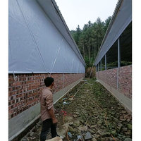 Nouveau système de rideaux de volaille pour la protection contre le vent du poulailler et l'installation murale de conservation de la chaleur