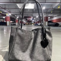 Tas Tote Dark Cupid 2025 dengan Gantungan Hati Kapasitas Besar Ultra-Ringan Tas Trendi
