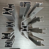 Rail de montage trapézoïdal en aluminium pour panneaux solaires BIPV, anodisé, résistant aux vents de 60 m/s, application polyvalente pour carport au sol en métal