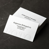 Cartes de visite de luxe en carton noir et papier coton, imprimées offset avec estampage à chaud et gaufrage pour une image de marque haut de gamme