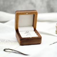 Boîte à alliances en bois de noyer vintage carrée à double compartiment avec logo personnalisé pour demande en mariage, fiançailles et mariage
