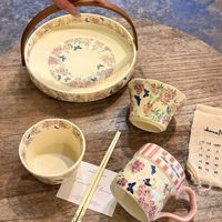 Handgemaakte keramische fruitmand met bloemenpatroon, multifunctioneel decoratief mandje met houten handvat voor buiten dineren