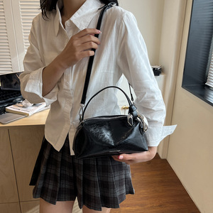 Bolso Tote Clásico Pequeño de PU con Efecto Gamuza, Venta al por Mayor de Fábrica, Novedad 2026, con Cadenas, Impermeable, Correa Ajustable, Portátil para Mujer - Product Image 4