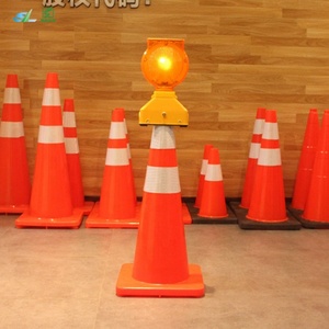Cônes de signalisation routière en PVC rouge de 700 mm, réflecteurs prismatiques haute intensité, construction monobloc, avertissement routier - Product Image 2