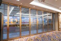 Cloison de séparation mobile moderne en verre trempé et aluminium, réglable, avec panneaux coulissants pour bureaux, salles de réunion et de conférence