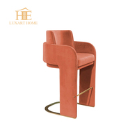 Tabouret de bar haut de gamme en tissu beige clair matelassé au design moderne, avec piètement en laiton doré, pour comptoir de cuisine ou bar à domicile