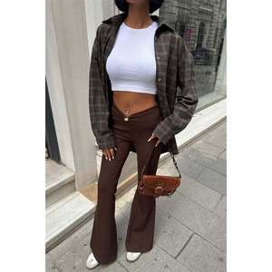 <span class=keywords><strong>Pantaloni</strong></span> a Zampa Spagnola con Dettaglio Fibbia, Vita Alta in Crepe Color Caffè Amaro, <span class=keywords><strong>Pantaloni</strong></span> da Donna - Product Image 1