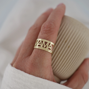 Anillo Ancho de Acero Inoxidable con Baño de Oro de 18K Jietao, Grabado Personalizado para el Día de la Madre, Joyería Permanente que No se Deslustra - Product Image 1