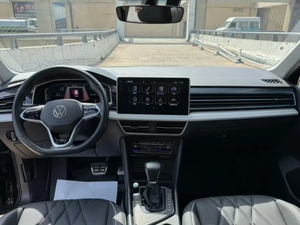 Volkswagen <span class=keywords><strong>Tiguan</strong></span> L 2.0T Essence 5 portes 5 places SUV LHD avec toit ouvrant panoramique et intérieur sombre, automatique, modèle <span class=keywords><strong>2022</strong></span>, occasion, en promotion - Product Image 2