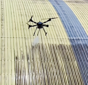 Drone de nettoyage JIUSI D15R à panneau métallique incurvé pour fermes solaires, bâtiments et murs-rideaux en verre - Product Image 1