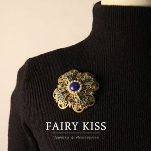Une <span class=keywords><strong>broche</strong></span> de style courtoisie, en <span class=keywords><strong>lapis</strong></span>-<span class=keywords><strong>lazuli</strong></span>, exquisément sculptée, avec diamants complexes et un artisanat rétro et lourd. - Product Image 3