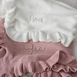 Venta al por mayor ODM personalizado algodón de punto borde con volantes bordado personalizado nombre del bebé Manta