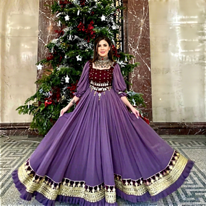 Lehenga Choli en velours de soie violet afghan Kuchi pour femme, avec corsage brodé bordeaux, longueur ras du sol, par Fashionista International - Product Image 1