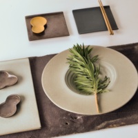 Soucoupe en céramique et grès à glaçure réactive métallique foncée, vaisselle de luxe personnalisée pour hôtels, restaurants de haute cuisine, vente en gros