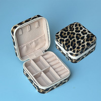Boîte à bijoux de voyage à imprimé léopard en cuir PU avec fermeture éclair, étui portable pour organiser les boucles d'oreilles, les bagues, les colliers