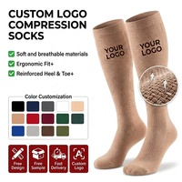 Chaussettes de compression personnalisées avec logo, professionnelles, couleur nude beige, hauteur genou, soutien doux et respirant, service OEM marque privée pour les soignants