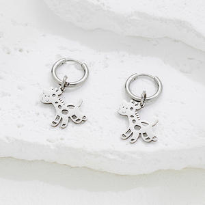 Boucles d'oreilles <span class=keywords><strong>manchette</strong></span> en acier inoxydable plaqué or motif <span class=keywords><strong>girafe</strong></span> mignonne, design unique creux, style Ins, polyvalentes pour femme - Product Image 4