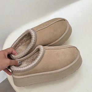 Giày <span class=keywords><strong>UGG</strong></span> là một thương hiệu nổi tiếng về giày bốt cổ điển chất lượng cao và giày thường, thích hợp cho cả sử dụng trong nhà và ngoài trời. - Product Image 2